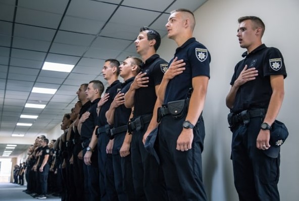 шеврони на поліцейській формі